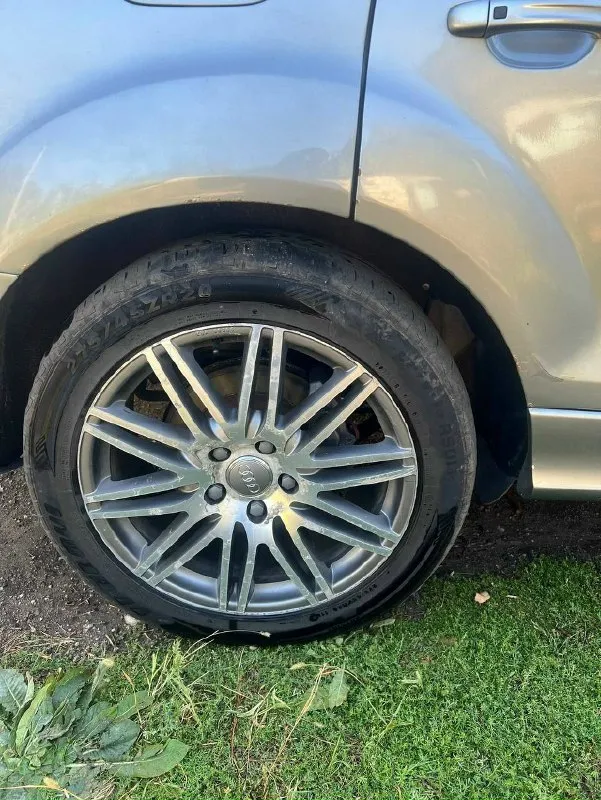 Audi q7 2007 года. 4.2 бензин. акпп автомат. продаётся в связи с жизненными обстоятельствами. стоит 4 месяца до этого была на полном боевом ходу и обслуживалась вовремя. салон кожа в идеальном состоянии. пробег 219 тыс. комплект летней резины. на просмотр не езжу. осмотр г. макеевка, горняцкий район. цена: 1.100.000 торг. +79495850996 📞 звоните: +7(949)5850996 - фотография - 4