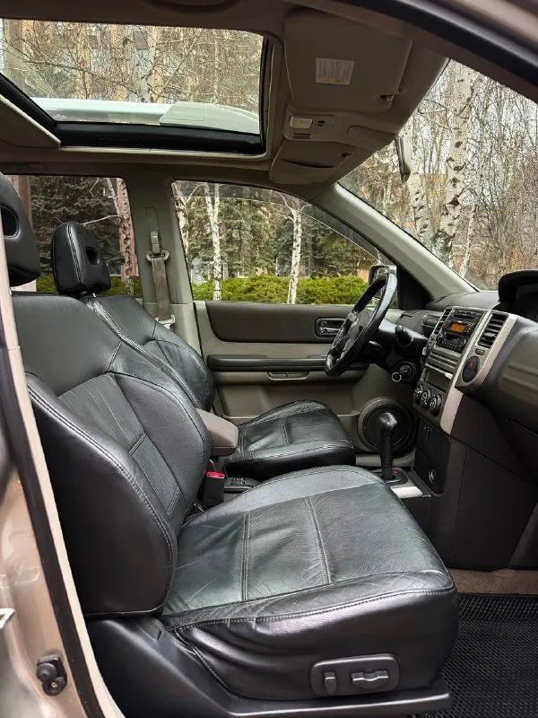 Nissan x-trail цена - 845.000₽ кпп - автоматическая двигатель - 2.5 бензин пробег - 205.000км год выпуска - 2005 тел. - +7 (949) 088-62-63 либо: - +7 (949) 679-98-14 автомобиль в отличном состоянии, в максимальной комплектации и всего с 1 хозяином из автосалона. родной пробег. обычный атмосферный двигатель 2.5 бензин с надежной коробкой передач asin ( не путать с вариатором ) подключаемый полный привод. кожаный салон, панорамная крыша, эл. привод передний сидений, эл. скалдываемые зеркала, микроклимат-контроль, подогревы сидений, мультируль, круиз-контроль и многое другое. кто ищет надежный, японский паркетник с зелёной историй - добро пожаловать. связь не всегда хорошая, на этих же номерах есть telegram. 📲 tg: @vladimir_23_23_23 📞 звоните: +7(949)0886263 - фотография - 7