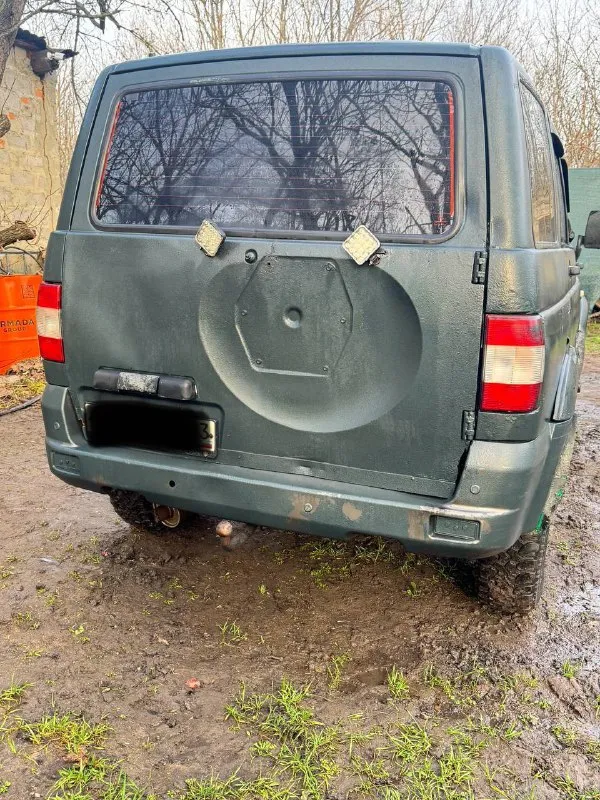 Продаю уаз патриот 2006 г выпуска ходовая целая, рабочая трансмиссия в рабочем состоянии тоже все работают двигатель после капиталки прошел 40 тыс, км кузов в рапторе, есть жизненные недостатки документы в порядке, стоит на учете, птс оригинал. цена 400.000₽ торг обоснованный - фотография - 2