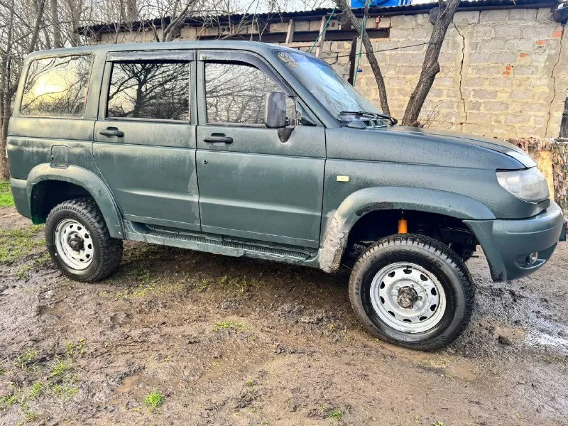 Продаю уаз патриот 2006 г выпуска ходовая целая, рабочая трансмиссия в рабочем состоянии тоже все работают двигатель после капиталки прошел 40 тыс, км кузов в рапторе, есть жизненные недостатки документы в порядке, стоит на учете, птс оригинал. цена 400.000₽ торг обоснованный - фотография - 3