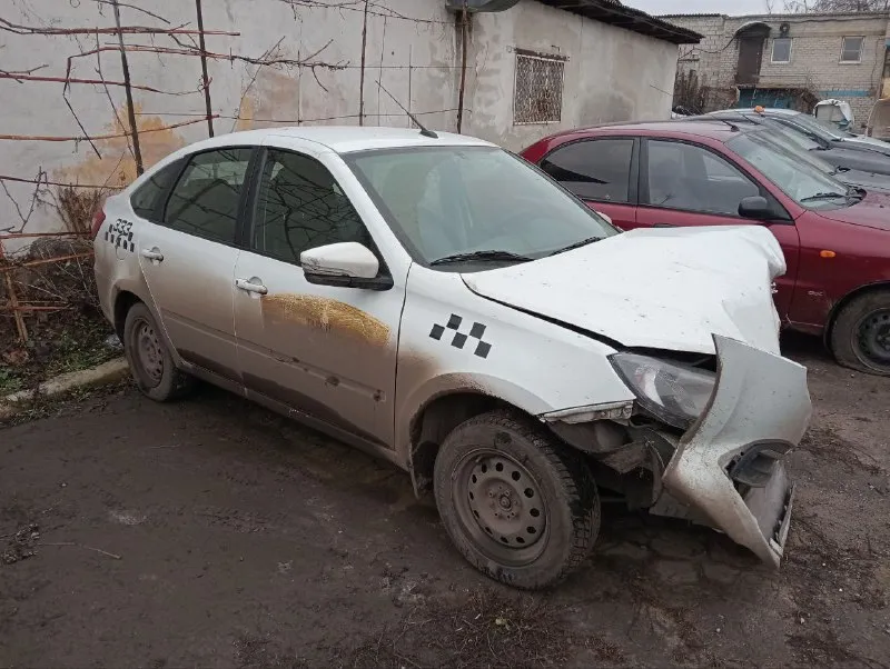 Granta fl 2024г. в. 80тыс. км, лифтбэк. после дтп. 425000руб. не тотал, не "банан". пострадал фронт,... - фотография