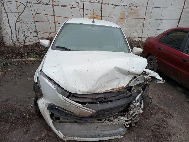 Granta fl 2024г. в. 80тыс. км, лифтбэк. после дтп. 425000руб. не тотал, не "банан". пострадал фронт, в остальном цел, все стекла на месте. кондиционер, эур, гбо, подогрев пер. сидений, заводское аудио. регистрация рф 180регион, на физ. лице. без юр. нюансов, не виновник дтп! на месте можно осмотреть на подъемнике с торгом. +79495195507. - фотография - 2