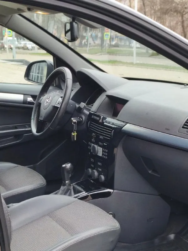 Opel astra год 2011 мотор 1.8 атмосферный коробка механика пробег 194.000 родной любые проверки. кузов весь в родном окрасе без ржавчины ! комплектация cosmo комбинированный кожаный салон датчик света и дождя, парктроники, круиз, климат, мультируль и. т.д. резина зима-лето в хорошем состоянии ! авто без вложений от слова совсем ! цена 700.000 +79490454766 +79498069344 telegram +79915588803 - фотография - 7
