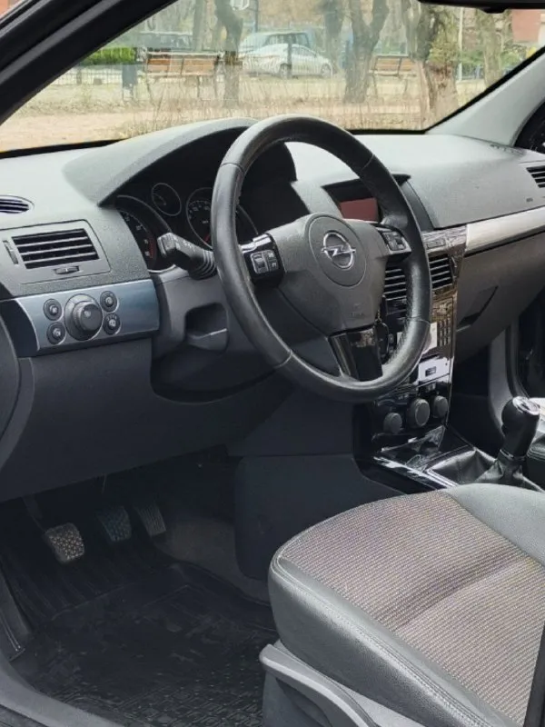 Opel astra год 2011 мотор 1.8 атмосферный коробка механика пробег 194.000 родной любые проверки. кузов весь в родном окрасе без ржавчины ! комплектация cosmo комбинированный кожаный салон датчик света и дождя, парктроники, круиз, климат, мультируль и. т.д. резина зима-лето в хорошем состоянии ! авто без вложений от слова совсем ! цена 700.000 +79490454766 +79498069344 telegram +79915588803 - фотография - 8