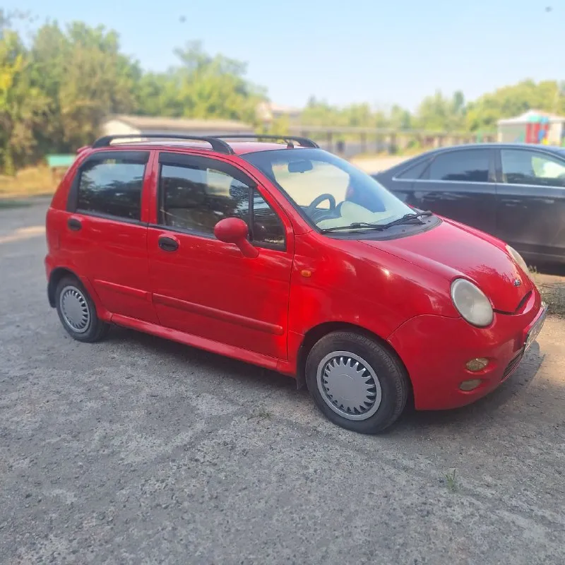Продаю chery swit qq (1.1) 2008г. пробег 123тыс км. учёт рф 180 регион. мкп комплектация: гур 2подушки безопасности, кондиционер( работает),4 стеклоподъемника, штатная сигнализация, магнитола. произведена замена свечей, колодок, установлен новый радиатор и сцепление. приятный, не закуренный салон. идеальный вариант для первого авто. без гнили. на корпусе есть царапины. для реальных покупателей при осмотре торг. 2 комплекта резины+видеорегистратор. цена 220тыс руб. тел. +79493033050 - фотография - 2