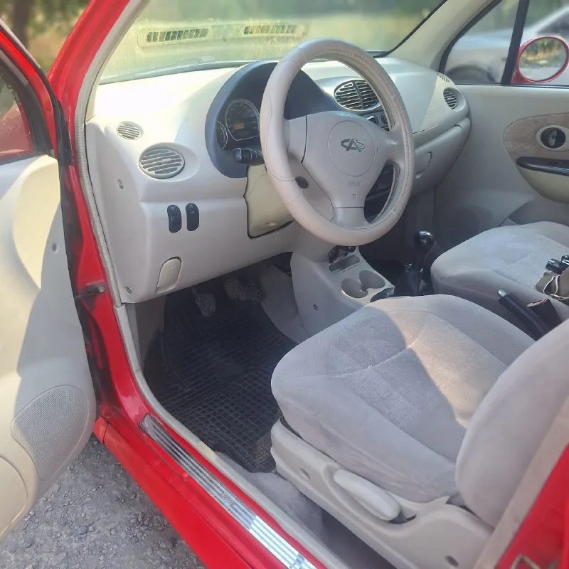 Продаю chery swit qq (1.1) 2008г. пробег 123тыс км. учёт рф 180 регион. мкп комплектация: гур 2подушки безопасности, кондиционер( работает),4 стеклоподъемника, штатная сигнализация, магнитола. произведена замена свечей, колодок, установлен новый радиатор и сцепление. приятный, не закуренный салон. идеальный вариант для первого авто. без гнили. на корпусе есть царапины. для реальных покупателей при осмотре торг. 2 комплекта резины+видеорегистратор. цена 220тыс руб. тел. +79493033050 - фотография - 4