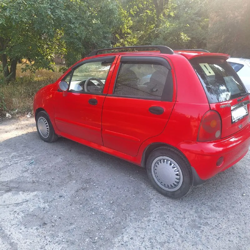 Продаю chery swit qq (1.1) 2008г. пробег 123тыс км. учёт рф 180 регион. мкп комплектация: гур 2подушки безопасности, кондиционер( работает),4 стеклоподъемника, штатная сигнализация, магнитола. произведена замена свечей, колодок, установлен новый радиатор и сцепление. приятный, не закуренный салон. идеальный вариант для первого авто. без гнили. на корпусе есть царапины. для реальных покупателей при осмотре торг. 2 комплекта резины+видеорегистратор. цена 220тыс руб. тел. +79493033050 - фотография - 8