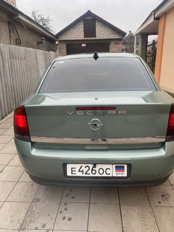 Opel vectra 2003 года выпуска! мотор 1,8 первый без фазиков который. машина пригнана - чистая немка, книжки сервисные есть. монитор, климат двухзонный, магнитола теайс с камерой, эл стеклоподьемники, два комплекта резины с дисками. самое главное не гнилая, живая машина! 550.000 + хороший торг есть номер для связи +79497036576 - фотография - 6