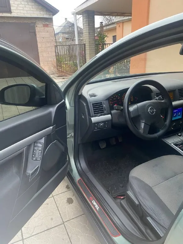 Opel vectra 2003 года выпуска! мотор 1,8 первый без фазиков который. машина пригнана - чистая немка, книжки сервисные есть. монитор, климат двухзонный, магнитола теайс с камерой, эл стеклоподьемники, два комплекта резины с дисками. самое главное не гнилая, живая машина! 550.000 + хороший торг есть номер для связи +79497036576 - фотография - 7