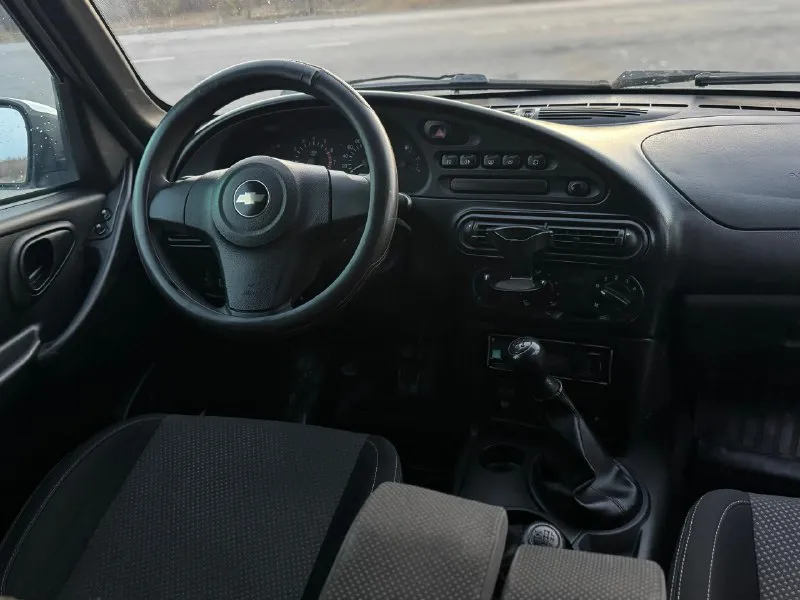 Продам chevrolet niva 4x4 год выпуска 2017 двигатель 1.7 оригинальный пробег 112.000 тысяч машина в отличном состоянии. ходовая без посторонних звуков, стоят нерегулируемые ступицы с подшипниками ивеко. двигатель масло не расходует. раздатка, мосты все в полном порядке. коробка переключает плавно. салон в отличном состоянии. кузов без дтп, стекла в круг завод. максимальная комплектация:кондиционер, гур, авs, подогрев сидений, линзованная оптика, полный обогрев лобового, сигнализация с автозапуском и т. д.документы в полном порядке. есть газ. остальные вопросы по телефону. цена 805.000 торг +79595840108 телеграмм 📞 звоните: +7(959)5840108 - фотография - 10