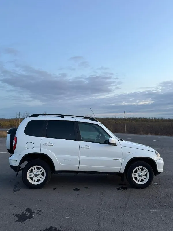 Продам chevrolet niva 4x4 год выпуска 2017 двигатель 1.7 оригинальный пробег 112.000 тысяч машина в отличном состоянии. ходовая без посторонних звуков, стоят нерегулируемые ступицы с подшипниками ивеко. двигатель масло не расходует. раздатка, мосты все в полном порядке. коробка переключает плавно. салон в отличном состоянии. кузов без дтп, стекла в круг завод. максимальная комплектация:кондиционер, гур, авs, подогрев сидений, линзованная оптика, полный обогрев лобового, сигнализация с автозапуском и т. д.документы в полном порядке. есть газ. остальные вопросы по телефону. цена 805.000 торг +79595840108 телеграмм 📞 звоните: +7(959)5840108 - фотография - 6