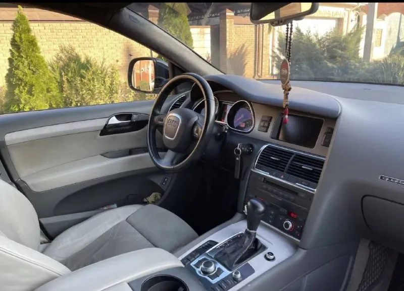 Продам audi q7 3.0tdi 2006г. в двигатель bug чувствует себя отлично. + еще один мотор в довесок ( пробило прокладку гбц ) +тнвд и много мелочей. кпп неубиваемый aisin так- чувствует себя отлично. по ходовой требует замены нижних передних рычагов, один есть в комплекте (новый), один жду доставку. машиной владею год, много что сделано : форсунки полный ремонт, турбина, кардан, моторчик дворников, моторчик печки, резистор печки, передние амортизаторы, рычаги задней подвески, замена двигателя. с машиной отдаю 21 колеса otto fuchs оригинал ( резина пара под замену), сейчас на 18 зиме. оптика билед - асфальт сушит. машина на обычной подвеске не пневма с завода. без панорамы. цена 1300 000₽ минимальный торг. готов рассмотреть обмен с вашей доплатой ( возможно на что-то с дефектом двигателя или кпп). причина продажи нужны деньги. +79494663191 - фотография - 3