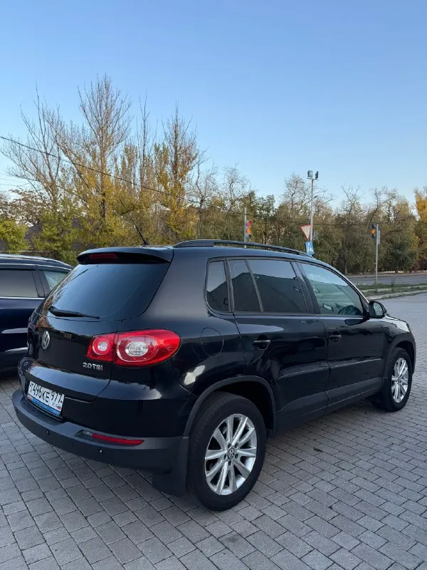 Volkswagen tiguan 2.0бенз tsi 2010г автомат 🔥🔥🔥цена 995 тыс 🔥🔥🔥 птс - оригинал. 3 хозяина. полный привод ✅родной пробег 211 тыс км. ✅я собственник ( с переоформлением в мрэо) ✅кузов без дтп оцинкованный (zzz) состояние отличное, двигатель 2.0 бензин 170л. с работает как часы, не троит не дымит масло не жрёт! коробка автомат японский айсин без нареканий, ходовая часть - без каких либо стуков грюков. кузов без дтп оцинкованный без гнили климат контроль холодит отлично заправлен работает. машинка отличная, никогда не подводила. вообщем сёл и поехал, кто ищет хороший не разорванный полноприводный паркетник звоните. в наше время хороший автомобиль найти сложно!!! 2 ключа, документы чистые - вин на фото осмотр макеевка район пушка +79853160257 📞 звоните: +7(985)3160257 - фотография - 2