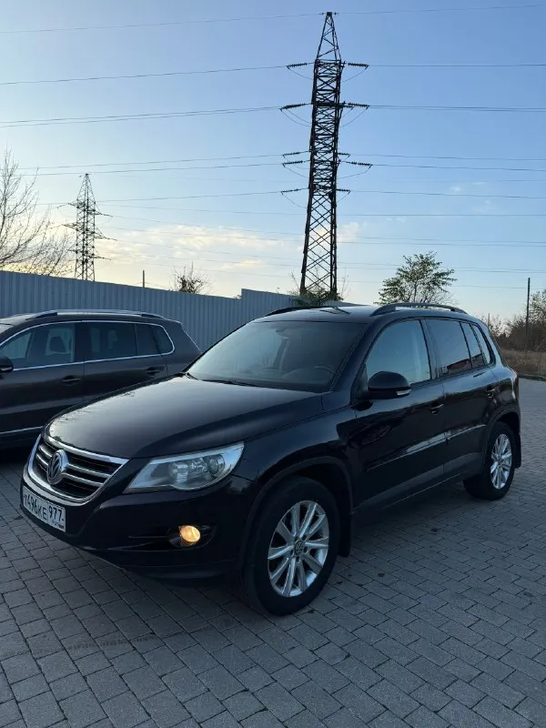 Volkswagen tiguan 2.0бенз tsi 2010г автомат 🔥🔥🔥цена 995 тыс 🔥🔥🔥 птс - оригинал. 3 хозяина. полный привод ✅родной пробег 211 тыс км. ✅я собственник ( с переоформлением в мрэо) ✅кузов без дтп оцинкованный (zzz) состояние отличное, двигатель 2.0 бензин 170л. с работает как часы, не троит не дымит масло не жрёт! коробка автомат японский айсин без нареканий, ходовая часть - без каких либо стуков грюков. кузов без дтп оцинкованный без гнили климат контроль холодит отлично заправлен работает. машинка отличная, никогда не подводила. вообщем сёл и поехал, кто ищет хороший не разорванный полноприводный паркетник звоните. в наше время хороший автомобиль найти сложно!!! 2 ключа, документы чистые - вин на фото осмотр макеевка район пушка +79853160257 📞 звоните: +7(985)3160257 - фотография - 4