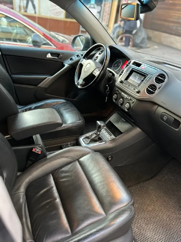 Volkswagen tiguan 2.0бенз tsi 2010г автомат 🔥🔥🔥цена 995 тыс 🔥🔥🔥 птс - оригинал. 3 хозяина. полный привод ✅родной пробег 211 тыс км. ✅я собственник ( с переоформлением в мрэо) ✅кузов без дтп оцинкованный (zzz) состояние отличное, двигатель 2.0 бензин 170л. с работает как часы, не троит не дымит масло не жрёт! коробка автомат японский айсин без нареканий, ходовая часть - без каких либо стуков грюков. кузов без дтп оцинкованный без гнили климат контроль холодит отлично заправлен работает. машинка отличная, никогда не подводила. вообщем сёл и поехал, кто ищет хороший не разорванный полноприводный паркетник звоните. в наше время хороший автомобиль найти сложно!!! 2 ключа, документы чистые - вин на фото осмотр макеевка район пушка +79853160257 📞 звоните: +7(985)3160257 - фотография - 6