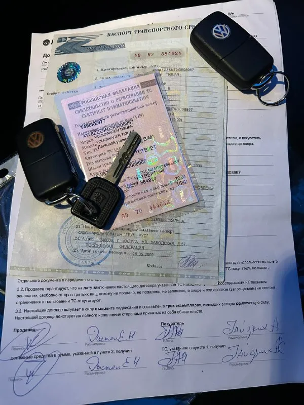 Volkswagen tiguan 2.0бенз tsi 2010г автомат 🔥🔥🔥цена 995 тыс 🔥🔥🔥 птс - оригинал. 3 хозяина. полный привод ✅родной пробег 211 тыс км. ✅я собственник ( с переоформлением в мрэо) ✅кузов без дтп оцинкованный (zzz) состояние отличное, двигатель 2.0 бензин 170л. с работает как часы, не троит не дымит масло не жрёт! коробка автомат японский айсин без нареканий, ходовая часть - без каких либо стуков грюков. кузов без дтп оцинкованный без гнили климат контроль холодит отлично заправлен работает. машинка отличная, никогда не подводила. вообщем сёл и поехал, кто ищет хороший не разорванный полноприводный паркетник звоните. в наше время хороший автомобиль найти сложно!!! 2 ключа, документы чистые - вин на фото осмотр макеевка район пушка +79853160257 📞 звоните: +7(985)3160257 - фотография - 8