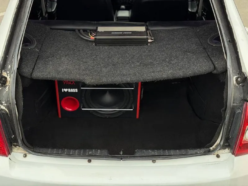 Продам priora 2010г пробег: 195 000км от собственника! автомобиль с хорошей музыкой🔊 делал я! все коробки могу при желании отдать со всеми бумажками на магнитолу, динамики и т. д вместе с чеками! две пары двадцатых сельвестров + усь 4 канала + саб. примерно 90 000₽ за звук! играет очень мягко и приятно! полностью шумлена (крыша, двери, пол, весь багажник, крышка багажника и торпеда) ничего не гремит в салоне! новая led оптика💡присутствует центральный замок с кнопки🔐 все переключатели и кнопки работают исправно! салон без неприятных запахов! сделан полный пересвет салона в белый, подсветка в ногах также присутствует. продаю с новой летней резиной на дисках, есть зима липучка на штампах отъездил один сезон! (по договоренности зиму тоже могу отдать) дно варилось! пороги под накладками целые! внешний вид у автомобиля хороший! без колхоза, аккуратно и со вкусом! лкп частично обновлял — делал для себя. ходовая часть мягкая! г. донецк цена: 330₽ торг +79490020028 - фотография - 7