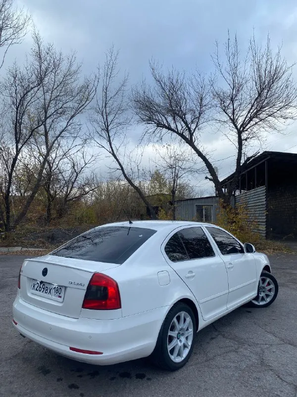 Skoda oktavia а5 2012 г. в. двигатель 1.8 tsi cdab кпп 6-ст. механика пробег 229 000 км. машина в хорошем состоянии, обслуживается во время, масло в двигателе ravenol 5-30 замена каждые 5 тыс. турбина дует отлично. замена помпы на 220 т. км. помпа (ina), ремень (dayco), концентрат (hepu) замена цепи на 190 т. км. нареканий по двигателю нет, мурчит как положено. заменены колодки перед - зад. заменен радиатор кондиционера. хорошая комплектаци: круиз-контроль, климат-контроль 2х зонный, датчик дождя, датчик света, авто затемнение зеркала заднего вида, подогрев передних седений, подогрев зеркал, система курсовой устойчивости, турбо таймер, камера заднего вида. машина на 17 дисках ronal от audi, резина sailun atrezzo zsr 235/45 на дороге чувствует себя уверенно, также имеется зимняя резина ikon nordman 7 на 16 заводских литых дисках. установленна сигнализация starline s96 с автозапуском и управлением через приложение. установленна магнитола teyes cc3. руль перетянут, чехлы (avtopilot). в ма 📞 звоните: +7(949)3844979 - фотография - 3