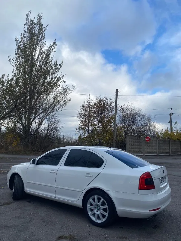 Skoda oktavia а5 2012 г. в. двигатель 1.8 tsi cdab кпп 6-ст. механика пробег 229 000 км. машина в хорошем состоянии, обслуживается во время, масло в двигателе ravenol 5-30 замена каждые 5 тыс. турбина дует отлично. замена помпы на 220 т. км. помпа (ina), ремень (dayco), концентрат (hepu) замена цепи на 190 т. км. нареканий по двигателю нет, мурчит как положено. заменены колодки перед - зад. заменен радиатор кондиционера. хорошая комплектаци: круиз-контроль, климат-контроль 2х зонный, датчик дождя, датчик света, авто затемнение зеркала заднего вида, подогрев передних седений, подогрев зеркал, система курсовой устойчивости, турбо таймер, камера заднего вида. машина на 17 дисках ronal от audi, резина sailun atrezzo zsr 235/45 на дороге чувствует себя уверенно, также имеется зимняя резина ikon nordman 7 на 16 заводских литых дисках. установленна сигнализация starline s96 с автозапуском и управлением через приложение. установленна магнитола teyes cc3. руль перетянут, чехлы (avtopilot). в ма 📞 звоните: +7(949)3844979 - фотография - 5