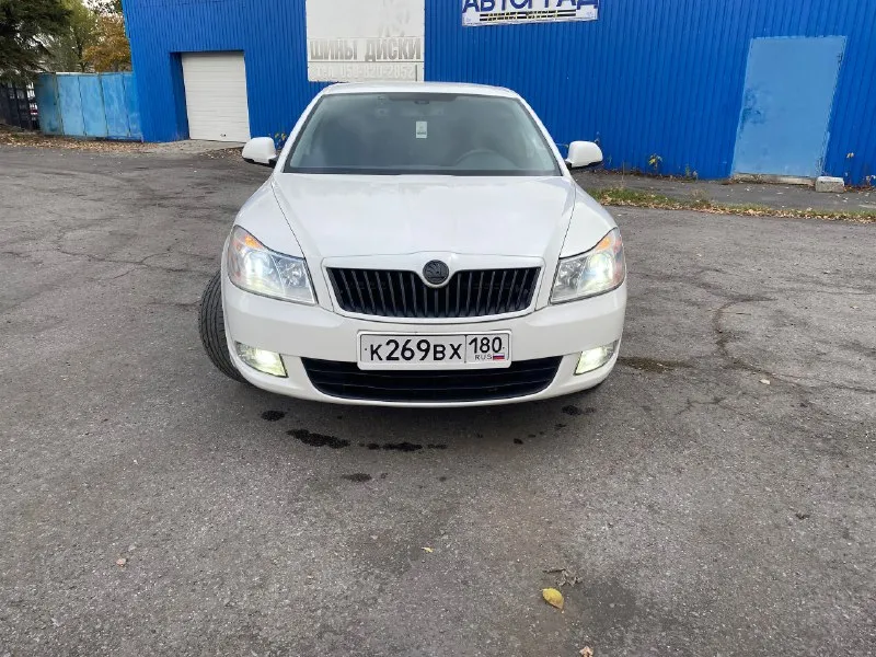Skoda oktavia а5 2012 г. в. двигатель 1.8 tsi cdab кпп 6-ст. механика пробег 229 000 км. машина в хорошем состоянии, обслуживается во время, масло в двигателе ravenol 5-30 замена каждые 5 тыс. турбина дует отлично. замена помпы на 220 т. км. помпа (ina), ремень (dayco), концентрат (hepu) замена цепи на 190 т. км. нареканий по двигателю нет, мурчит как положено. заменены колодки перед - зад. заменен радиатор кондиционера. хорошая комплектаци: круиз-контроль, климат-контроль 2х зонный, датчик дождя, датчик света, авто затемнение зеркала заднего вида, подогрев передних седений, подогрев зеркал, система курсовой устойчивости, турбо таймер, камера заднего вида. машина на 17 дисках ronal от audi, резина sailun atrezzo zsr 235/45 на дороге чувствует себя уверенно, также имеется зимняя резина ikon nordman 7 на 16 заводских литых дисках. установленна сигнализация starline s96 с автозапуском и управлением через приложение. установленна магнитола teyes cc3. руль перетянут, чехлы (avtopilot). в ма 📞 звоните: +7(949)3844979 - фотография - 6