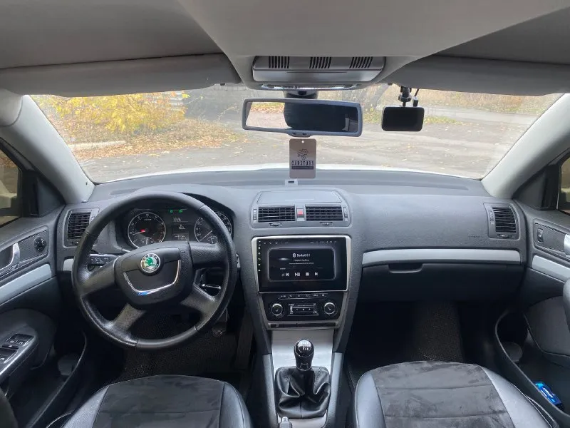 Skoda oktavia а5 2012 г. в. двигатель 1.8 tsi cdab кпп 6-ст. механика пробег 229 000 км. машина в хорошем состоянии, обслуживается во время, масло в двигателе ravenol 5-30 замена каждые 5 тыс. турбина дует отлично. замена помпы на 220 т. км. помпа (ina), ремень (dayco), концентрат (hepu) замена цепи на 190 т. км. нареканий по двигателю нет, мурчит как положено. заменены колодки перед - зад. заменен радиатор кондиционера. хорошая комплектаци: круиз-контроль, климат-контроль 2х зонный, датчик дождя, датчик света, авто затемнение зеркала заднего вида, подогрев передних седений, подогрев зеркал, система курсовой устойчивости, турбо таймер, камера заднего вида. машина на 17 дисках ronal от audi, резина sailun atrezzo zsr 235/45 на дороге чувствует себя уверенно, также имеется зимняя резина ikon nordman 7 на 16 заводских литых дисках. установленна сигнализация starline s96 с автозапуском и управлением через приложение. установленна магнитола teyes cc3. руль перетянут, чехлы (avtopilot). в ма 📞 звоните: +7(949)3844979 - фотография - 7