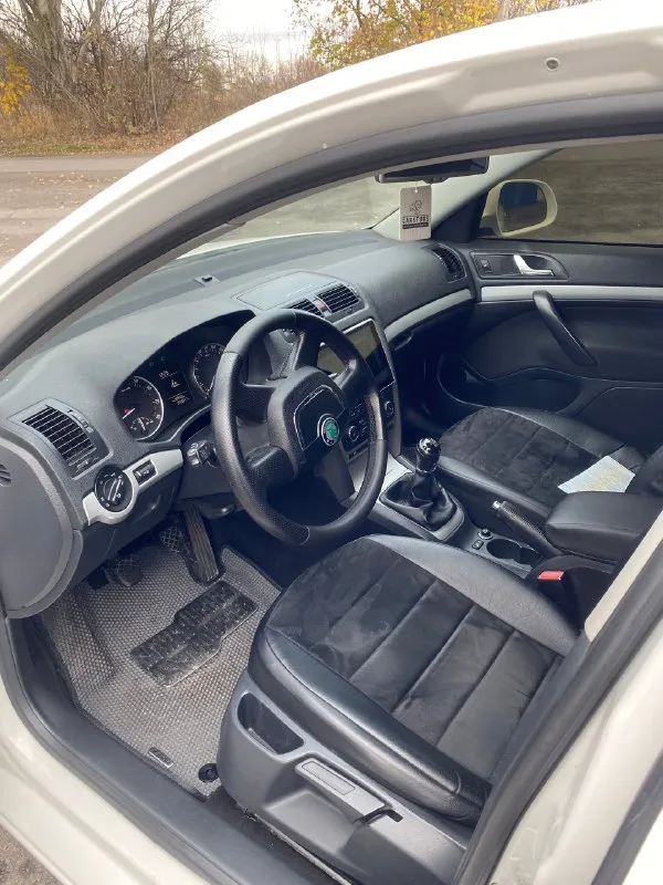 Skoda oktavia а5 2012 г. в. двигатель 1.8 tsi cdab кпп 6-ст. механика пробег 229 000 км. машина в хорошем состоянии, обслуживается во время, масло в двигателе ravenol 5-30 замена каждые 5 тыс. турбина дует отлично. замена помпы на 220 т. км. помпа (ina), ремень (dayco), концентрат (hepu) замена цепи на 190 т. км. нареканий по двигателю нет, мурчит как положено. заменены колодки перед - зад. заменен радиатор кондиционера. хорошая комплектаци: круиз-контроль, климат-контроль 2х зонный, датчик дождя, датчик света, авто затемнение зеркала заднего вида, подогрев передних седений, подогрев зеркал, система курсовой устойчивости, турбо таймер, камера заднего вида. машина на 17 дисках ronal от audi, резина sailun atrezzo zsr 235/45 на дороге чувствует себя уверенно, также имеется зимняя резина ikon nordman 7 на 16 заводских литых дисках. установленна сигнализация starline s96 с автозапуском и управлением через приложение. установленна магнитола teyes cc3. руль перетянут, чехлы (avtopilot). в ма 📞 звоните: +7(949)3844979 - фотография - 8
