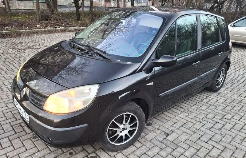 Продам renault scenic ii - 2003 год, механика. пробег 288 000 км. надёжный двигатель 1.6 к4м, бензин. без дтп ✅комплектация privilege: - круиз-контроль - климат-контроль - бесключевой доступ, ключ-карта - кнопка старт-стоп - абс - регулировка руля по высоте и вылету - электростеклоподъемники на передние и задние стекла - электронный ручник (авто-постановка/снятие) - трансформируемый салон - дополнительные ящики под сиденьями, ниши под ковриками - бортовой компьютер по кузову есть мелкие недочеты в виде небольших сколов, следов эксплуатации соответствующих возрасту авто. кузов качественно оцинкованный, нет коррозии расход топлива по городу 8,5 л. зимой с прогревами около 9,5 л. на зимней резине, также отдам новую летнюю купленную в апреле 2025 просторный и удобный семейный автомобиль. не перекуп, авто в семье 4 года. проблем с документами нет - на номерах рф. стс, птс оригинал. телефон для связи +79499850042 посмотреть машину можно в макеевке цена 590 000, хороший торг - фотография - 2