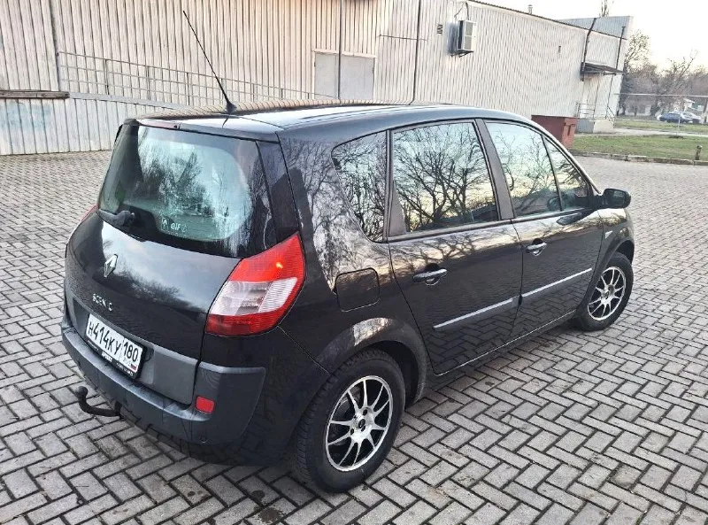 Продам renault scenic ii - 2003 год, механика. пробег 288 000 км. надёжный двигатель 1.6 к4м, бензин. без дтп ✅комплектация privilege: - круиз-контроль - климат-контроль - бесключевой доступ, ключ-карта - кнопка старт-стоп - абс - регулировка руля по высоте и вылету - электростеклоподъемники на передние и задние стекла - электронный ручник (авто-постановка/снятие) - трансформируемый салон - дополнительные ящики под сиденьями, ниши под ковриками - бортовой компьютер по кузову есть мелкие недочеты в виде небольших сколов, следов эксплуатации соответствующих возрасту авто. кузов качественно оцинкованный, нет коррозии расход топлива по городу 8,5 л. зимой с прогревами около 9,5 л. на зимней резине, также отдам новую летнюю купленную в апреле 2025 просторный и удобный семейный автомобиль. не перекуп, авто в семье 4 года. проблем с документами нет - на номерах рф. стс, птс оригинал. телефон для связи +79499850042 посмотреть машину можно в макеевке цена 590 000, хороший торг - фотография - 3