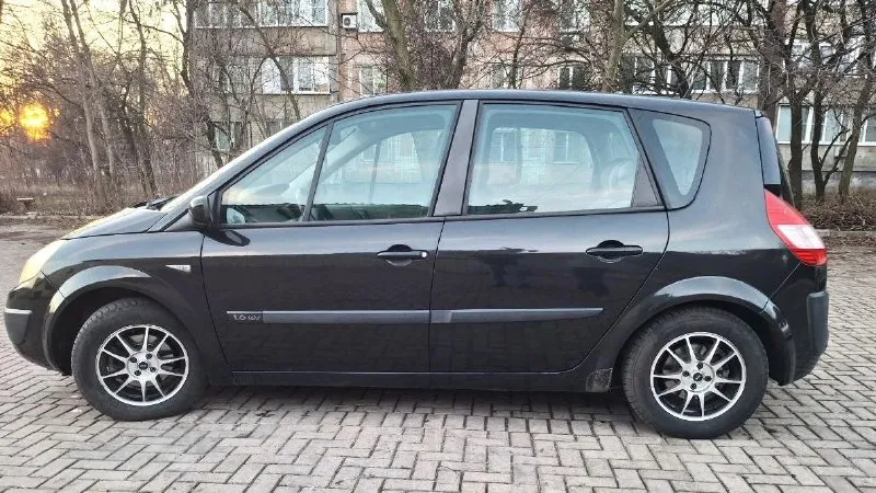 Продам renault scenic ii - 2003 год, механика. пробег 288 000 км. надёжный двигатель 1.6 к4м, бензин. без дтп ✅комплектация privilege: - круиз-контроль - климат-контроль - бесключевой доступ, ключ-карта - кнопка старт-стоп - абс - регулировка руля по высоте и вылету - электростеклоподъемники на передние и задние стекла - электронный ручник (авто-постановка/снятие) - трансформируемый салон - дополнительные ящики под сиденьями, ниши под ковриками - бортовой компьютер по кузову есть мелкие недочеты в виде небольших сколов, следов эксплуатации соответствующих возрасту авто. кузов качественно оцинкованный, нет коррозии расход топлива по городу 8,5 л. зимой с прогревами около 9,5 л. на зимней резине, также отдам новую летнюю купленную в апреле 2025 просторный и удобный семейный автомобиль. не перекуп, авто в семье 4 года. проблем с документами нет - на номерах рф. стс, птс оригинал. телефон для связи +79499850042 посмотреть машину можно в макеевке цена 590 000, хороший торг - фотография - 4