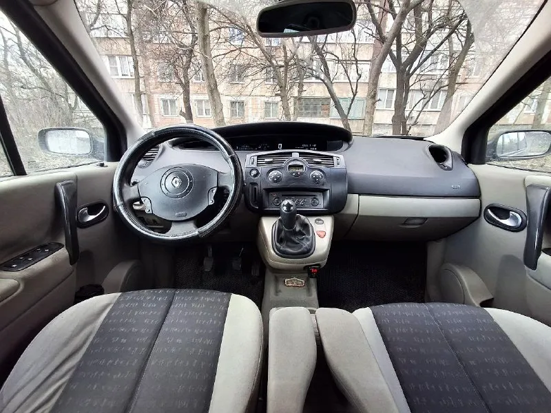 Продам renault scenic ii - 2003 год, механика. пробег 288 000 км. надёжный двигатель 1.6 к4м, бензин. без дтп ✅комплектация privilege: - круиз-контроль - климат-контроль - бесключевой доступ, ключ-карта - кнопка старт-стоп - абс - регулировка руля по высоте и вылету - электростеклоподъемники на передние и задние стекла - электронный ручник (авто-постановка/снятие) - трансформируемый салон - дополнительные ящики под сиденьями, ниши под ковриками - бортовой компьютер по кузову есть мелкие недочеты в виде небольших сколов, следов эксплуатации соответствующих возрасту авто. кузов качественно оцинкованный, нет коррозии расход топлива по городу 8,5 л. зимой с прогревами около 9,5 л. на зимней резине, также отдам новую летнюю купленную в апреле 2025 просторный и удобный семейный автомобиль. не перекуп, авто в семье 4 года. проблем с документами нет - на номерах рф. стс, птс оригинал. телефон для связи +79499850042 посмотреть машину можно в макеевке цена 590 000, хороший торг - фотография - 6