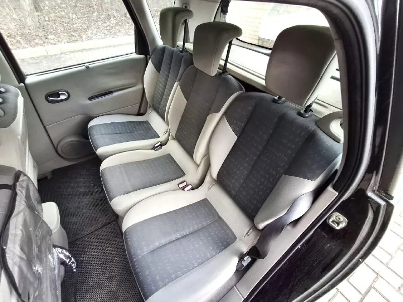 Продам renault scenic ii - 2003 год, механика. пробег 288 000 км. надёжный двигатель 1.6 к4м, бензин. без дтп ✅комплектация privilege: - круиз-контроль - климат-контроль - бесключевой доступ, ключ-карта - кнопка старт-стоп - абс - регулировка руля по высоте и вылету - электростеклоподъемники на передние и задние стекла - электронный ручник (авто-постановка/снятие) - трансформируемый салон - дополнительные ящики под сиденьями, ниши под ковриками - бортовой компьютер по кузову есть мелкие недочеты в виде небольших сколов, следов эксплуатации соответствующих возрасту авто. кузов качественно оцинкованный, нет коррозии расход топлива по городу 8,5 л. зимой с прогревами около 9,5 л. на зимней резине, также отдам новую летнюю купленную в апреле 2025 просторный и удобный семейный автомобиль. не перекуп, авто в семье 4 года. проблем с документами нет - на номерах рф. стс, птс оригинал. телефон для связи +79499850042 посмотреть машину можно в макеевке цена 590 000, хороший торг - фотография - 7