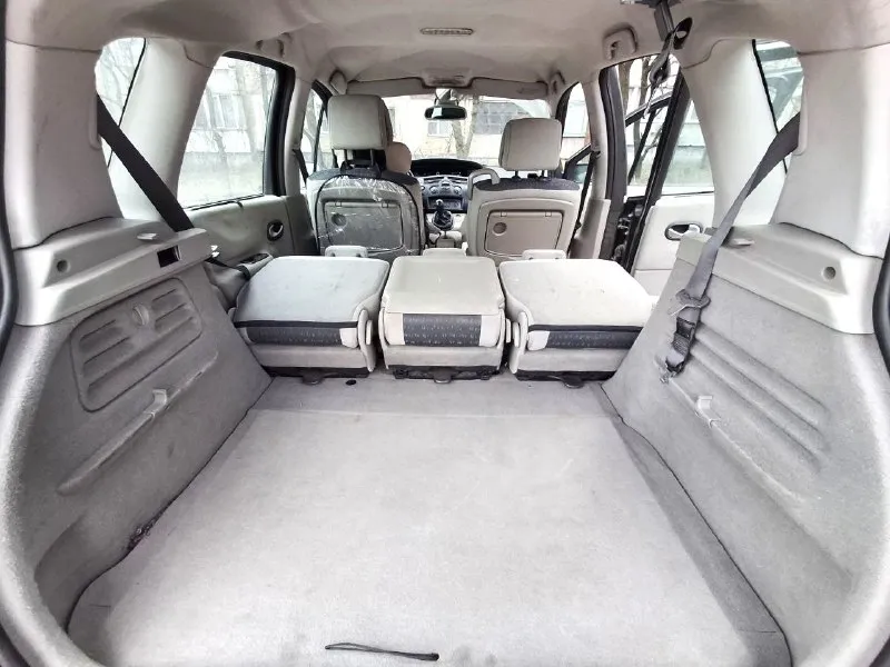 Продам renault scenic ii - 2003 год, механика. пробег 288 000 км. надёжный двигатель 1.6 к4м, бензин. без дтп ✅комплектация privilege: - круиз-контроль - климат-контроль - бесключевой доступ, ключ-карта - кнопка старт-стоп - абс - регулировка руля по высоте и вылету - электростеклоподъемники на передние и задние стекла - электронный ручник (авто-постановка/снятие) - трансформируемый салон - дополнительные ящики под сиденьями, ниши под ковриками - бортовой компьютер по кузову есть мелкие недочеты в виде небольших сколов, следов эксплуатации соответствующих возрасту авто. кузов качественно оцинкованный, нет коррозии расход топлива по городу 8,5 л. зимой с прогревами около 9,5 л. на зимней резине, также отдам новую летнюю купленную в апреле 2025 просторный и удобный семейный автомобиль. не перекуп, авто в семье 4 года. проблем с документами нет - на номерах рф. стс, птс оригинал. телефон для связи +79499850042 посмотреть машину можно в макеевке цена 590 000, хороший торг - фотография - 8