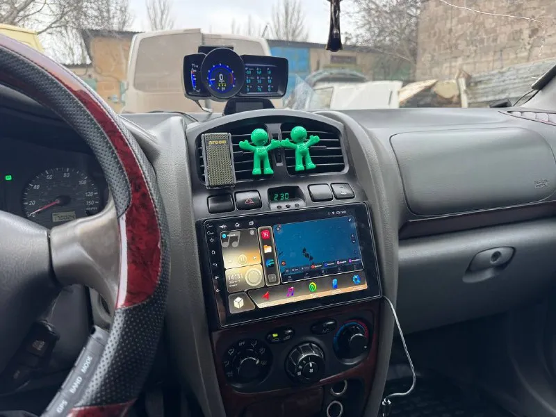 Продам hyundai santa fe 2003год. машина в достойном состоянии. 2.4 бензин. по машине всё работает. новая зимняя резина, второй комплект летней резины на дисках. с переоформлением. машина находится в донецке. цена 520.000р. все подробности по телефону +79493820834. - фотография - 7