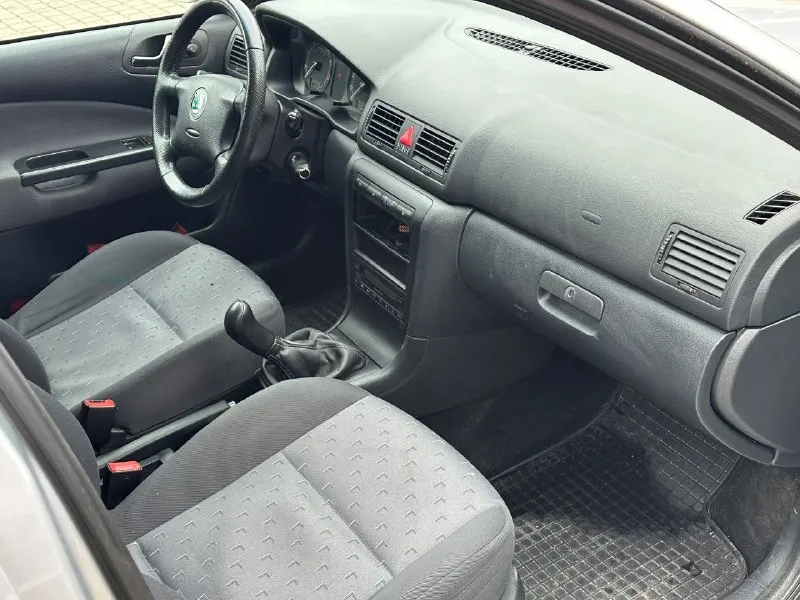 Продам skoda octavia tour объём 1.6 год выпуска 2008 пробег 208 000 тысячи в хорошем состоянии двигатель работает идеально, не дымит, не троит, масло не ест, кузов без гнили, ржавчин, вмятин, коробка работает идеально, по комплектации имеется климат контроль заправлен работает бортовой компьютер лэ стекло подъёмники и многое другое цена 495 000 +79493943583 - фотография - 7