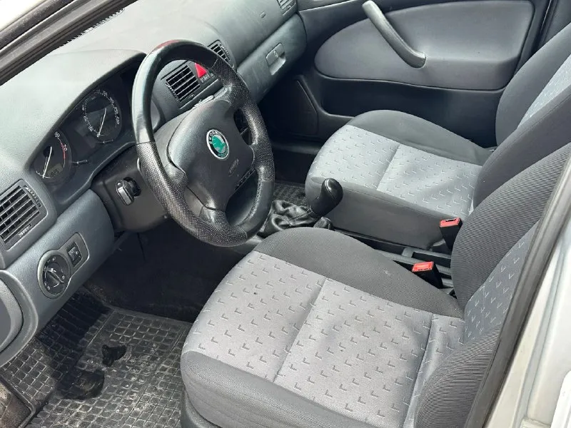 Продам skoda octavia tour объём 1.6 год выпуска 2008 пробег 208 000 тысячи в хорошем состоянии двигатель работает идеально, не дымит, не троит, масло не ест, кузов без гнили, ржавчин, вмятин, коробка работает идеально, по комплектации имеется климат контроль заправлен работает бортовой компьютер лэ стекло подъёмники и многое другое цена 495 000 +79493943583 - фотография - 8