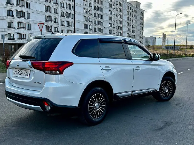 Mitsubishi outlander 2016 2.0 at -коробка автомат -пробег 127000 -цена: 1.580000₽ -мариуполь -тел: +79495877152 автомобиль в отличном состоянии. реальный не скрученный пробег, кузов без дефектов. двигатель работает идеально, коробка переключается плавно без пинков, ходовая часть без нареканий. климат-контроль, круиз-контроль, подогрев сидений, диодная оптика, литые диски, новая зимняя резина липучка, два ключа, автозапуск. без вложений, звоните! - фотография - 3