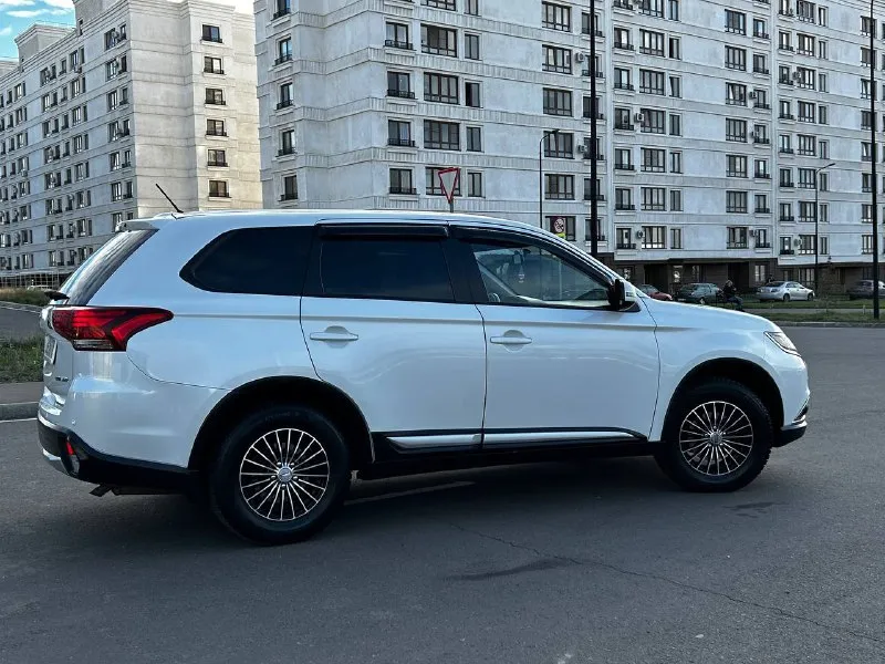 Mitsubishi outlander 2016 2.0 at -коробка автомат -пробег 127000 -цена: 1.580000₽ -мариуполь -тел: +79495877152 автомобиль в отличном состоянии. реальный не скрученный пробег, кузов без дефектов. двигатель работает идеально, коробка переключается плавно без пинков, ходовая часть без нареканий. климат-контроль, круиз-контроль, подогрев сидений, диодная оптика, литые диски, новая зимняя резина липучка, два ключа, автозапуск. без вложений, звоните! - фотография - 4