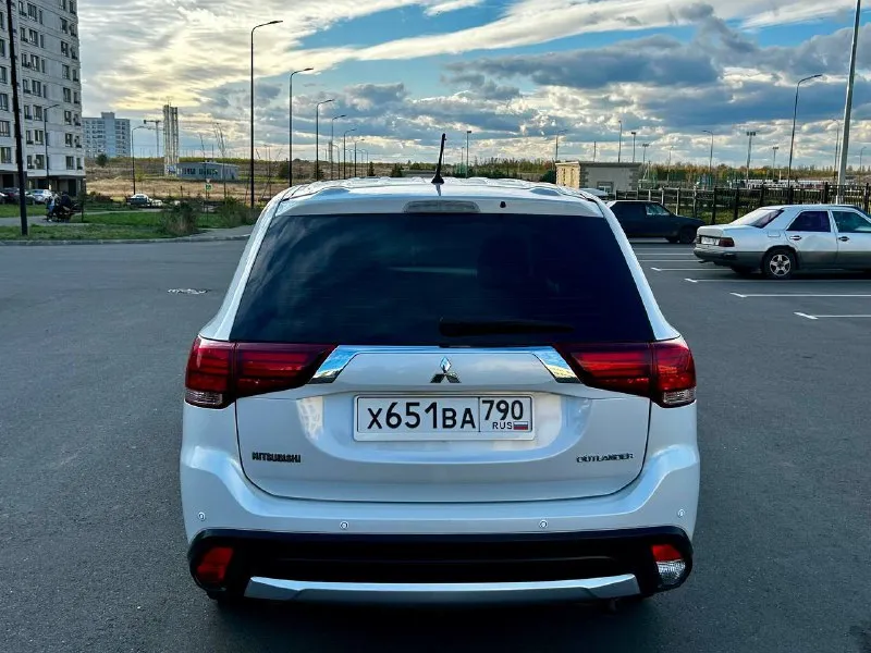 Mitsubishi outlander 2016 2.0 at -коробка автомат -пробег 127000 -цена: 1.580000₽ -мариуполь -тел: +79495877152 автомобиль в отличном состоянии. реальный не скрученный пробег, кузов без дефектов. двигатель работает идеально, коробка переключается плавно без пинков, ходовая часть без нареканий. климат-контроль, круиз-контроль, подогрев сидений, диодная оптика, литые диски, новая зимняя резина липучка, два ключа, автозапуск. без вложений, звоните! - фотография - 5