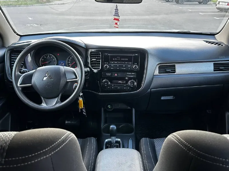 Mitsubishi outlander 2016 2.0 at -коробка автомат -пробег 127000 -цена: 1.580000₽ -мариуполь -тел: +79495877152 автомобиль в отличном состоянии. реальный не скрученный пробег, кузов без дефектов. двигатель работает идеально, коробка переключается плавно без пинков, ходовая часть без нареканий. климат-контроль, круиз-контроль, подогрев сидений, диодная оптика, литые диски, новая зимняя резина липучка, два ключа, автозапуск. без вложений, звоните! - фотография - 6