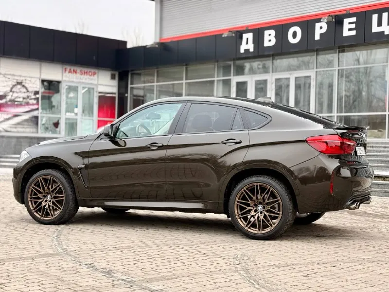Представлен автомобиль bmw x6 второго поколения (f16) 2017 года характеристики автомобиля: - год выпуска: 2017 - тип кузова: купе-кроссовер - двигатель: 3.0 литра, бензиновый, мощностью около 306 лошадиных сил (точная мощность зависит от модификации) - расход топлива: городской цикл - примерно 9.5 литров на 100 километров - коробка передач: автоматическая, 8 ступеней комплектация и оснащение: автомобиль оснащен множеством современных функций, среди которых: - аудиосистема премиум-класса harman kardon - адаптивное освещение фар с автоматическим дальним светом - сенсорный монитор навигационной системы с поддержкой dvd и apple carplay - система бесключевого доступа и запуска двигателя - сиденья с функциями памяти положения и подогрева передних и задних сидений - крышка багажника с возможностью открывания движением ноги - все заводские краски сохранены, покрытые защитной керамической обработкой дополнительные преимущества покупки: - юридически чистый автомобиль - полностью исправное технически - возможен обмен на автомобиль с меньшей стоимостью цена 3.750₽ торг у капота ! контактная информация: объявление предусматривает удобный способ связи через телефон и популярные мессенджеры: - телефон: +7(949)910-02-20 / +79094088898 - мессенджеры: telegram, whatsapp г донецк ! - фотография - 6