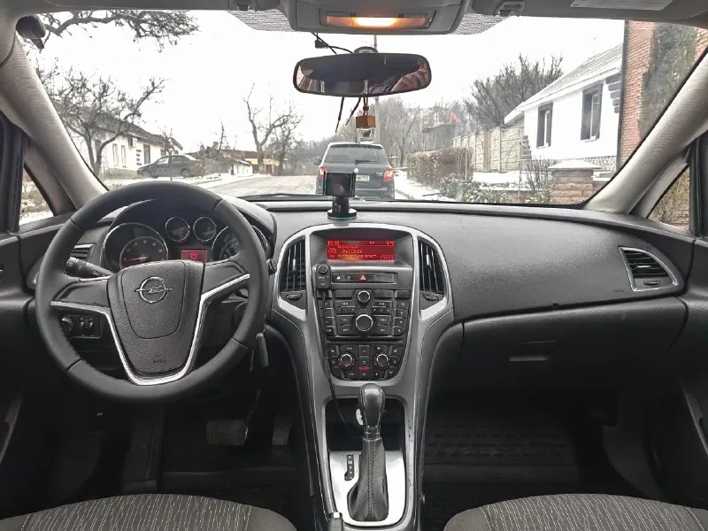 Продам opel astra j год 2013 двигатель 1.6 коробка передач автомат полноценный пробег 160 тысяч автомобиль в отличном состояние без гнили и ржавчины двигатель без нареканий масле не ест коробка передач без пинков рывков ходовая на отлично без вложений комплектация :раздельный климат контроль, 4 эл. стеклоподъемника, электро зеркала, подогрев сидений, круиз контроль, парктроники и многое другое. юридически чистый автомобиль авто никогда не участвовал в дтп, автотека зеленая готов на любые проверки авто реально без вложений сел поехал переоформление в мрэо осмотр г. донецк цена 750 торг реальному покупателю номер для связи +79490893757 📞 звоните: +7(949)0893757 - фотография - 10