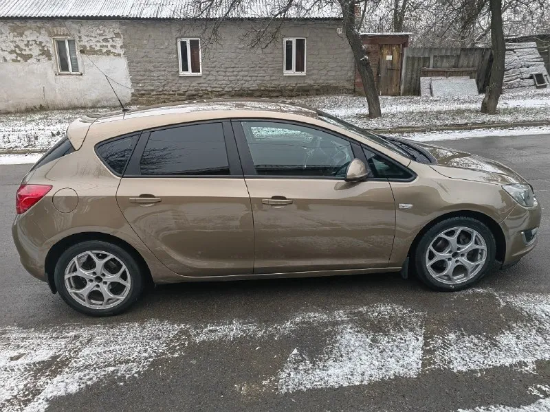 Продам opel astra j год 2013 двигатель 1.6 коробка передач автомат полноценный пробег 160 тысяч автомобиль в отличном состояние без гнили и ржавчины двигатель без нареканий масле не ест коробка передач без пинков рывков ходовая на отлично без вложений комплектация :раздельный климат контроль, 4 эл. стеклоподъемника, электро зеркала, подогрев сидений, круиз контроль, парктроники и многое другое. юридически чистый автомобиль авто никогда не участвовал в дтп, автотека зеленая готов на любые проверки авто реально без вложений сел поехал переоформление в мрэо осмотр г. донецк цена 750 торг реальному покупателю номер для связи +79490893757 📞 звоните: +7(949)0893757 - фотография - 4