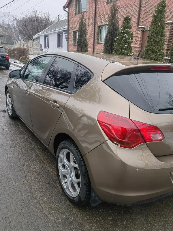 Продам opel astra j год 2013 двигатель 1.6 коробка передач автомат полноценный пробег 160 тысяч автомобиль в отличном состояние без гнили и ржавчины двигатель без нареканий масле не ест коробка передач без пинков рывков ходовая на отлично без вложений комплектация :раздельный климат контроль, 4 эл. стеклоподъемника, электро зеркала, подогрев сидений, круиз контроль, парктроники и многое другое. юридически чистый автомобиль авто никогда не участвовал в дтп, автотека зеленая готов на любые проверки авто реально без вложений сел поехал переоформление в мрэо осмотр г. донецк цена 750 торг реальному покупателю номер для связи +79490893757 📞 звоните: +7(949)0893757 - фотография - 7