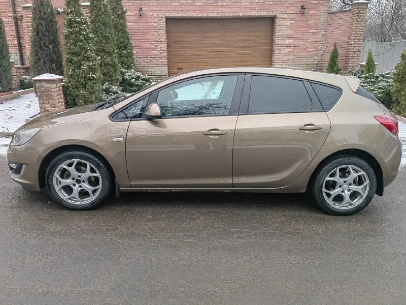 Продам opel astra j год 2013 двигатель 1.6 коробка передач автомат полноценный пробег 160 тысяч автомобиль в отличном состояние без гнили и ржавчины двигатель без нареканий масле не ест коробка передач без пинков рывков ходовая на отлично без вложений комплектация :раздельный климат контроль, 4 эл. стеклоподъемника, электро зеркала, подогрев сидений, круиз контроль, парктроники и многое другое. юридически чистый автомобиль авто никогда не участвовал в дтп, автотека зеленая готов на любые проверки авто реально без вложений сел поехал переоформление в мрэо осмотр г. донецк цена 750 торг реальному покупателю номер для связи +79490893757 📞 звоните: +7(949)0893757 - фотография - 8