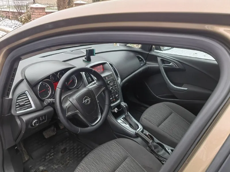 Продам opel astra j год 2013 двигатель 1.6 коробка передач автомат полноценный пробег 160 тысяч автомобиль в отличном состояние без гнили и ржавчины двигатель без нареканий масле не ест коробка передач без пинков рывков ходовая на отлично без вложений комплектация :раздельный климат контроль, 4 эл. стеклоподъемника, электро зеркала, подогрев сидений, круиз контроль, парктроники и многое другое. юридически чистый автомобиль авто никогда не участвовал в дтп, автотека зеленая готов на любые проверки авто реально без вложений сел поехал переоформление в мрэо осмотр г. донецк цена 750 торг реальному покупателю номер для связи +79490893757 📞 звоните: +7(949)0893757 - фотография - 9