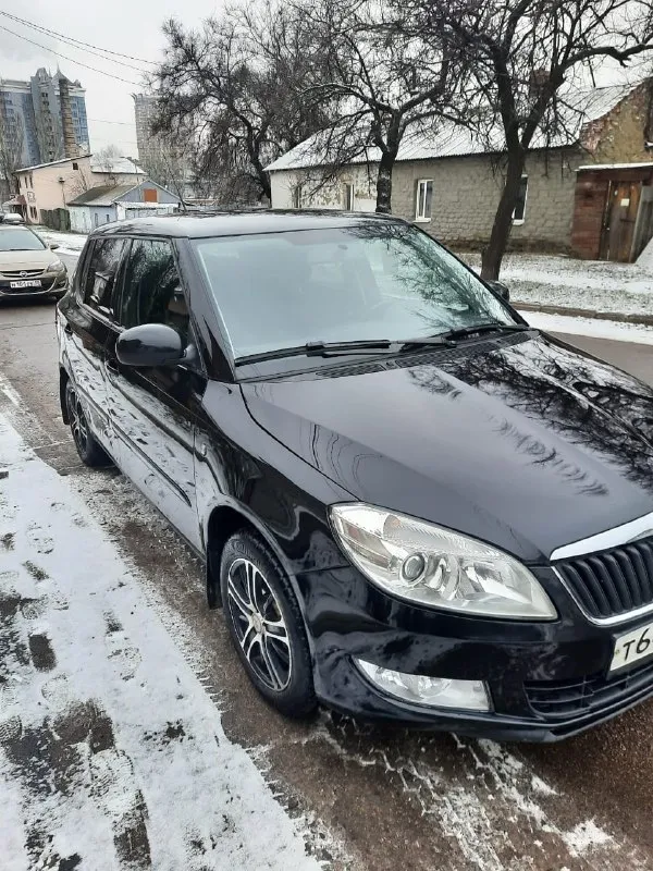 Продам skoda fabia | | 2011 года 1.6 коробка полноценный автомат 1 хозяин за всю историю бережная эксплуатация 160 тысяч родного пробега любые проверки автотека зелень, авто никогда не участвовал в дтп двигатель коробка ходовая без нареканий. комплектация : кондиционер, круиз контроль, 4 эл. стеклоподьемника, электро зеркала, колеса зима-лето на дисках и много другое. продажа через мрэо автомобиль не требует вложений от слова совсем сел поехал, реально до первого покупателя осмотр г. донецк цена 750 хороший торг у капота. номер для связи +79490890438 📞 звоните: +7(949)0890438 - фотография - 2