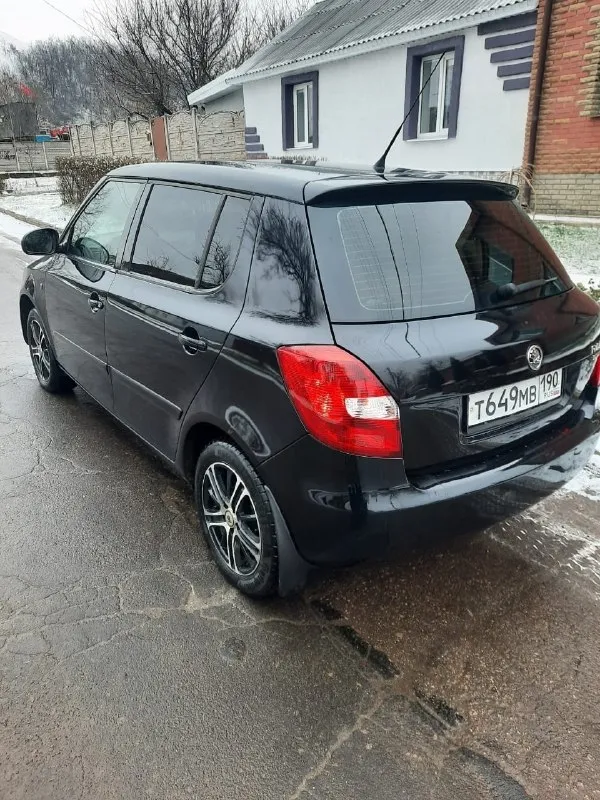 Продам skoda fabia | | 2011 года 1.6 коробка полноценный автомат 1 хозяин за всю историю бережная эксплуатация 160 тысяч родного пробега любые проверки автотека зелень, авто никогда не участвовал в дтп двигатель коробка ходовая без нареканий. комплектация : кондиционер, круиз контроль, 4 эл. стеклоподьемника, электро зеркала, колеса зима-лето на дисках и много другое. продажа через мрэо автомобиль не требует вложений от слова совсем сел поехал, реально до первого покупателя осмотр г. донецк цена 750 хороший торг у капота. номер для связи +79490890438 📞 звоните: +7(949)0890438 - фотография - 3