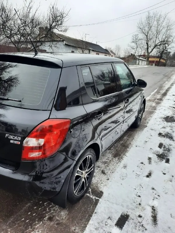 Продам skoda fabia | | 2011 года 1.6 коробка полноценный автомат 1 хозяин за всю историю бережная эксплуатация 160 тысяч родного пробега любые проверки автотека зелень, авто никогда не участвовал в дтп двигатель коробка ходовая без нареканий. комплектация : кондиционер, круиз контроль, 4 эл. стеклоподьемника, электро зеркала, колеса зима-лето на дисках и много другое. продажа через мрэо автомобиль не требует вложений от слова совсем сел поехал, реально до первого покупателя осмотр г. донецк цена 750 хороший торг у капота. номер для связи +79490890438 📞 звоните: +7(949)0890438 - фотография - 5