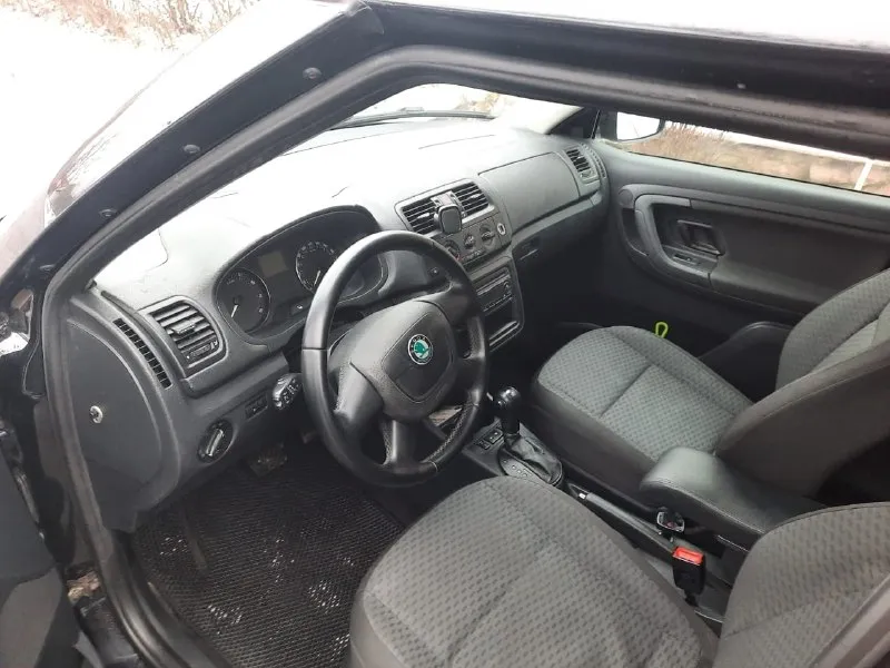 Продам skoda fabia | | 2011 года 1.6 коробка полноценный автомат 1 хозяин за всю историю бережная эксплуатация 160 тысяч родного пробега любые проверки автотека зелень, авто никогда не участвовал в дтп двигатель коробка ходовая без нареканий. комплектация : кондиционер, круиз контроль, 4 эл. стеклоподьемника, электро зеркала, колеса зима-лето на дисках и много другое. продажа через мрэо автомобиль не требует вложений от слова совсем сел поехал, реально до первого покупателя осмотр г. донецк цена 750 хороший торг у капота. номер для связи +79490890438 📞 звоните: +7(949)0890438 - фотография - 7