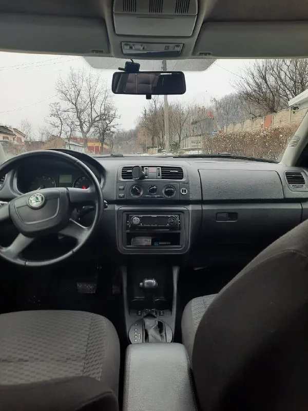 Продам skoda fabia | | 2011 года 1.6 коробка полноценный автомат 1 хозяин за всю историю бережная эксплуатация 160 тысяч родного пробега любые проверки автотека зелень, авто никогда не участвовал в дтп двигатель коробка ходовая без нареканий. комплектация : кондиционер, круиз контроль, 4 эл. стеклоподьемника, электро зеркала, колеса зима-лето на дисках и много другое. продажа через мрэо автомобиль не требует вложений от слова совсем сел поехал, реально до первого покупателя осмотр г. донецк цена 750 хороший торг у капота. номер для связи +79490890438 📞 звоните: +7(949)0890438 - фотография - 8